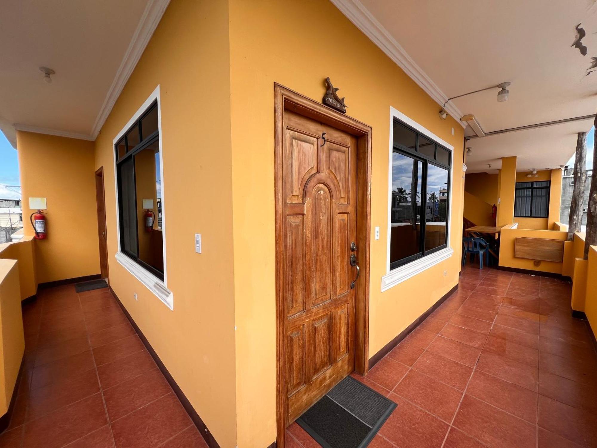 Hostal Casa Cascada Puerto Ayora  Exterior photo